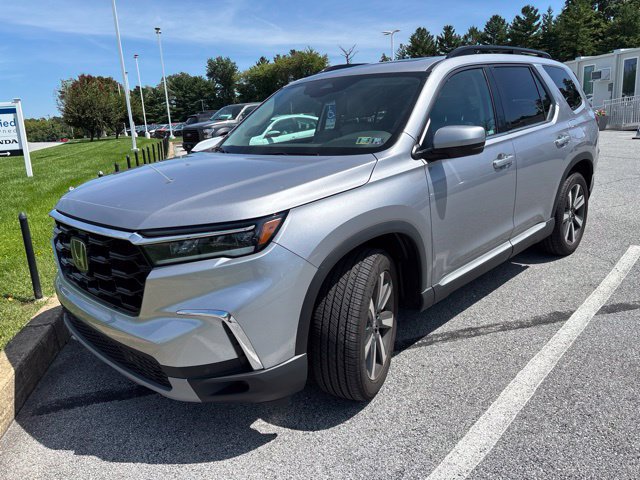 Used 2025 Honda Pilot Touring image 3