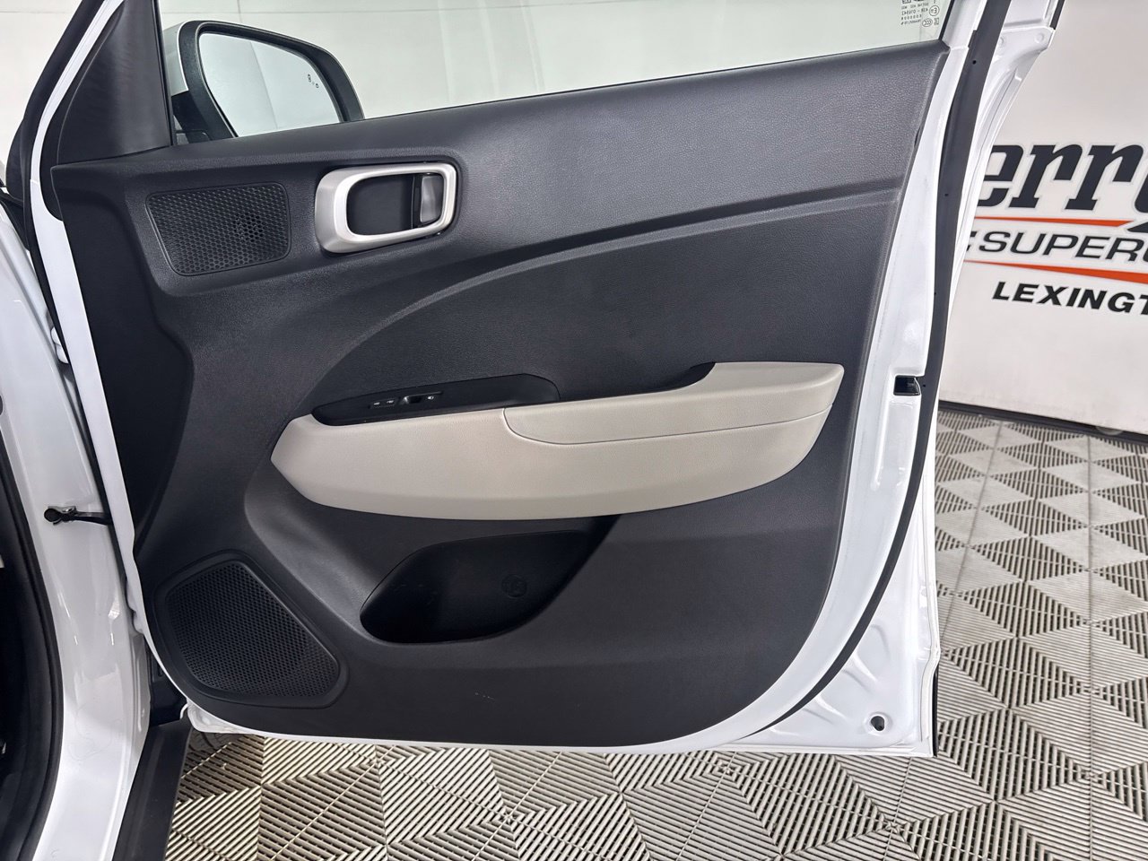 Used 2025 Hyundai Venue SEL FWD image 29