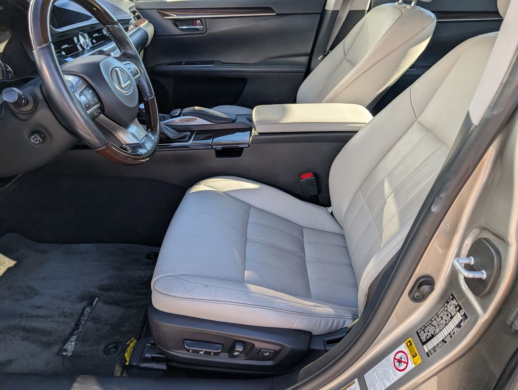 Used 2016 Lexus ES 300h w/ Luxury Package w/Wood Trim image 12