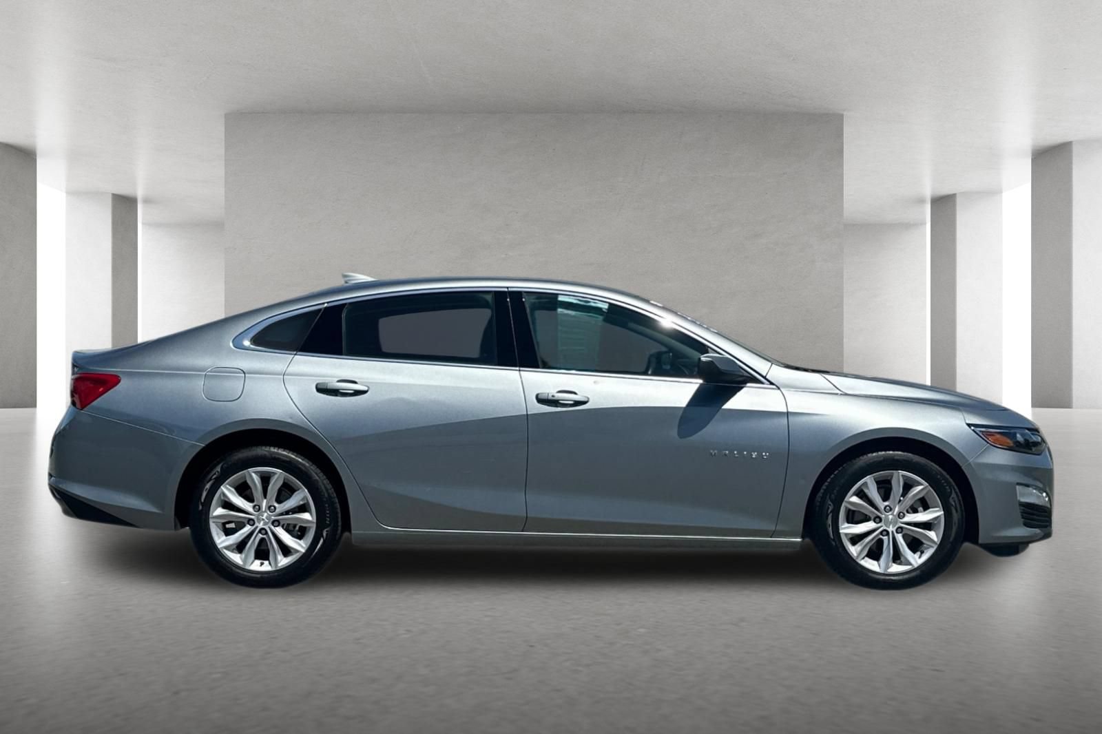 Used 2025 Chevrolet Malibu LT FWD image 3