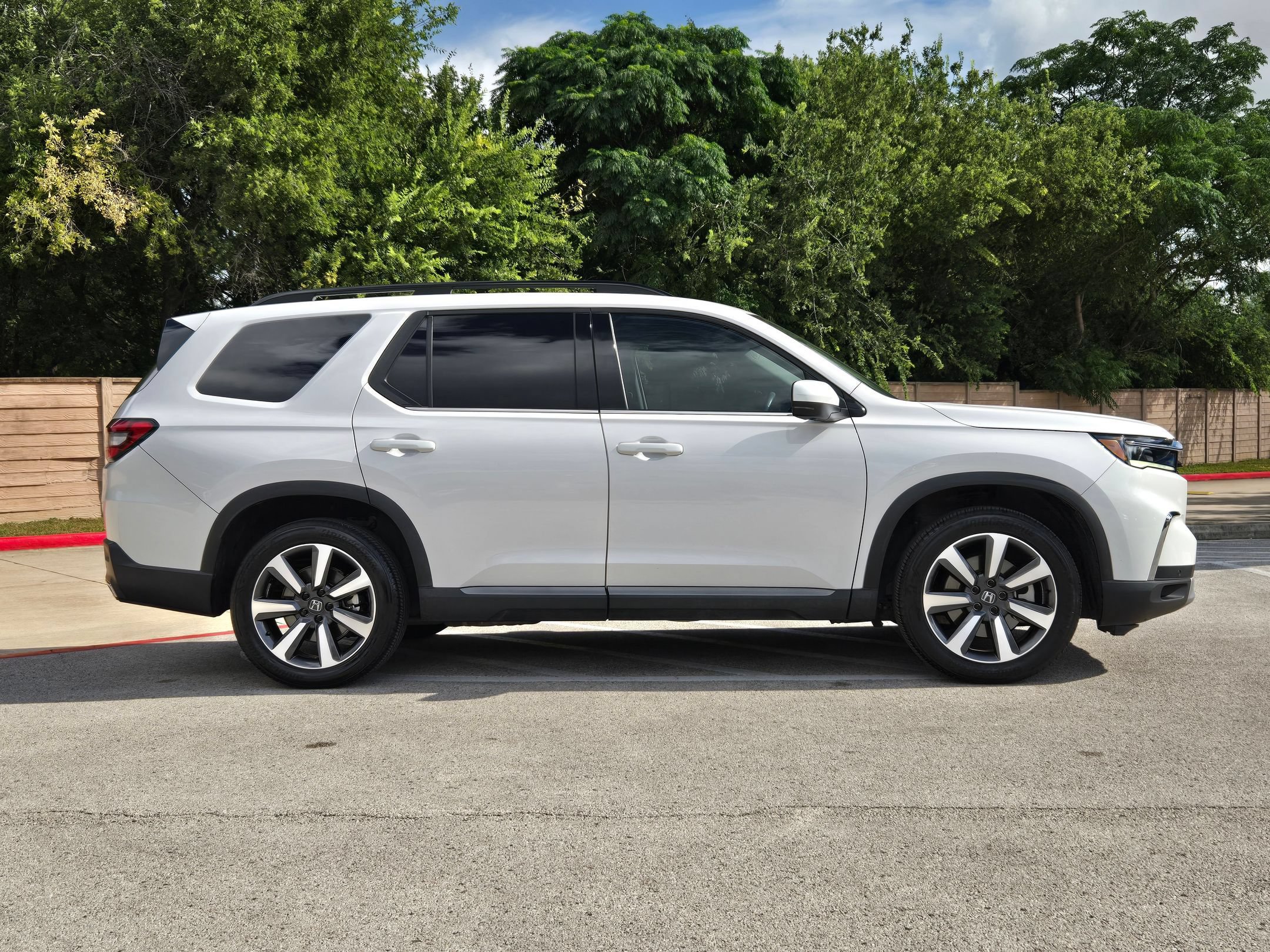 Used 2023 Honda Pilot Elite image 2