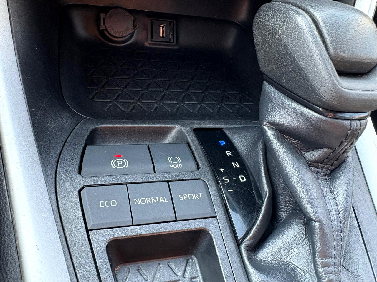Used 2021 Toyota RAV4 XLE image 13