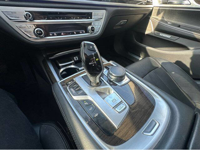 Used 2017 BMW 740i image 17