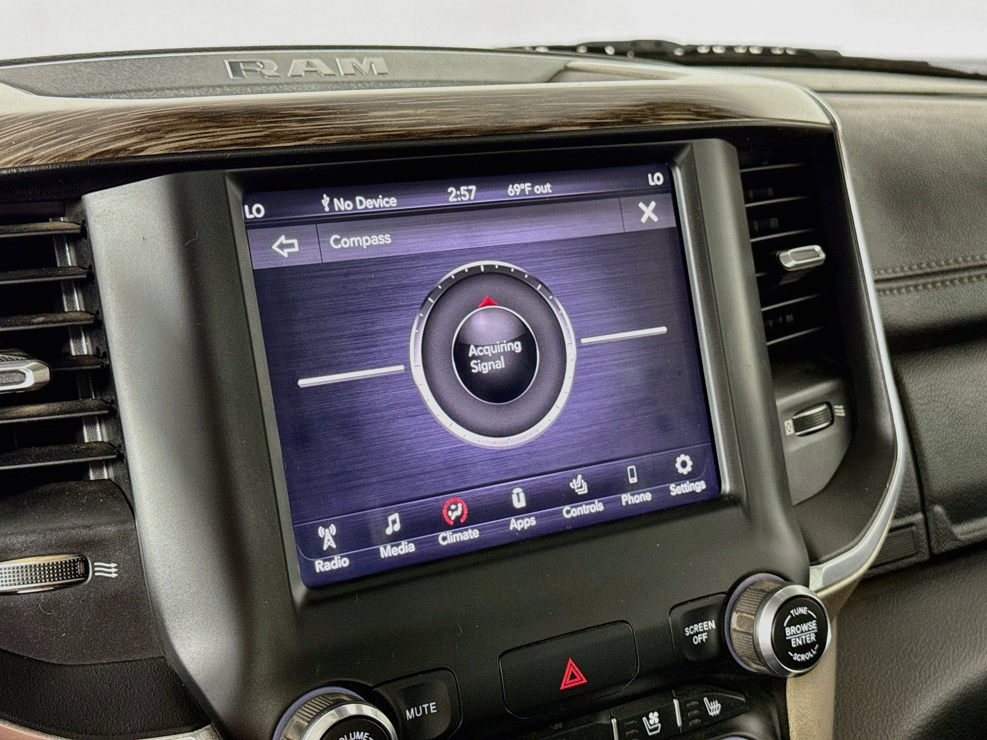 Used 2019 RAM 1500 Laramie AWD/4WD image 13
