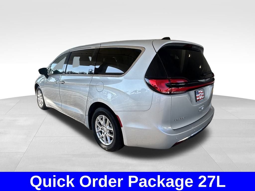 Used 2024 Chrysler Pacifica Touring-L image 6