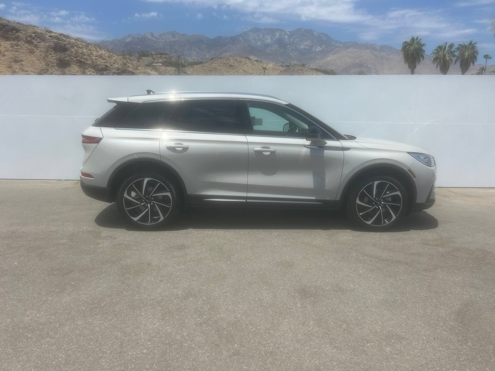 Used 2023 Lincoln Corsair Reserve w/ Equipment Group 201A FWD image 4