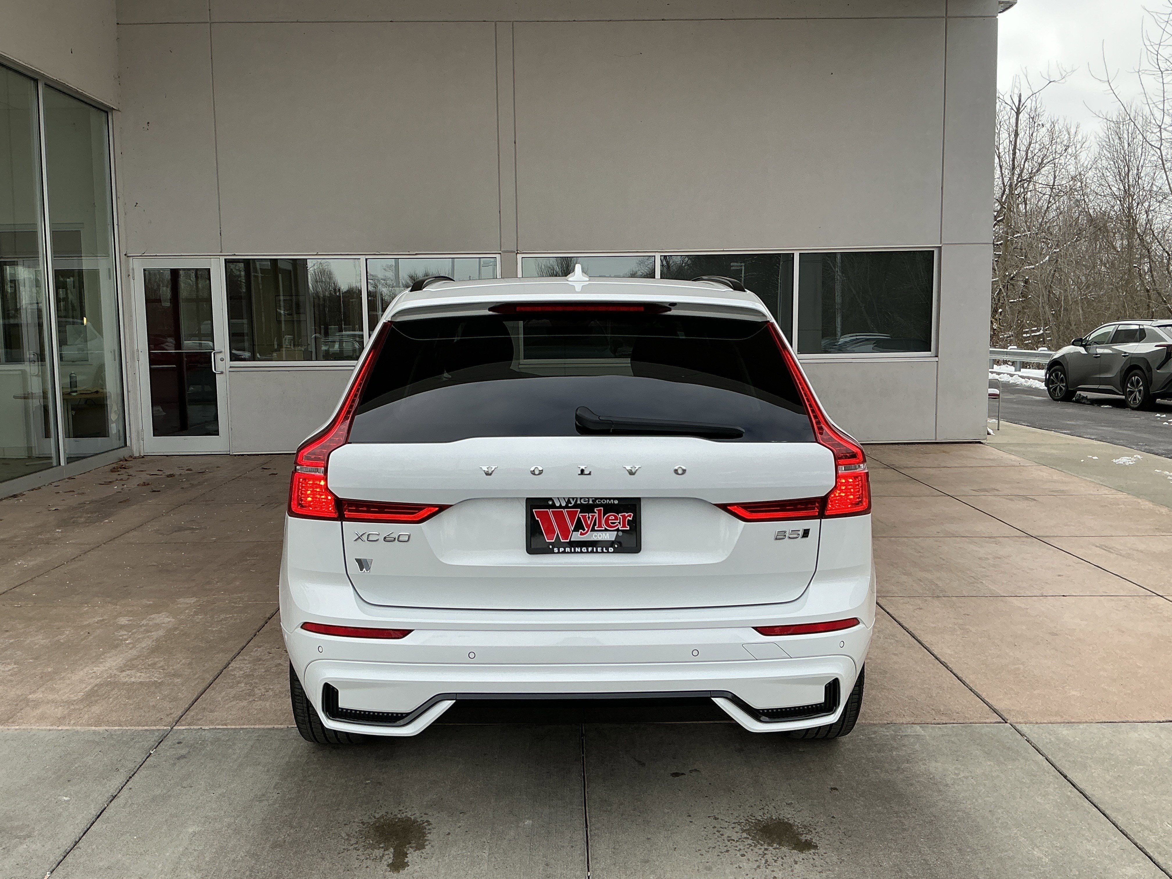 Used 2023 Volvo XC60 B5 Plus image 21