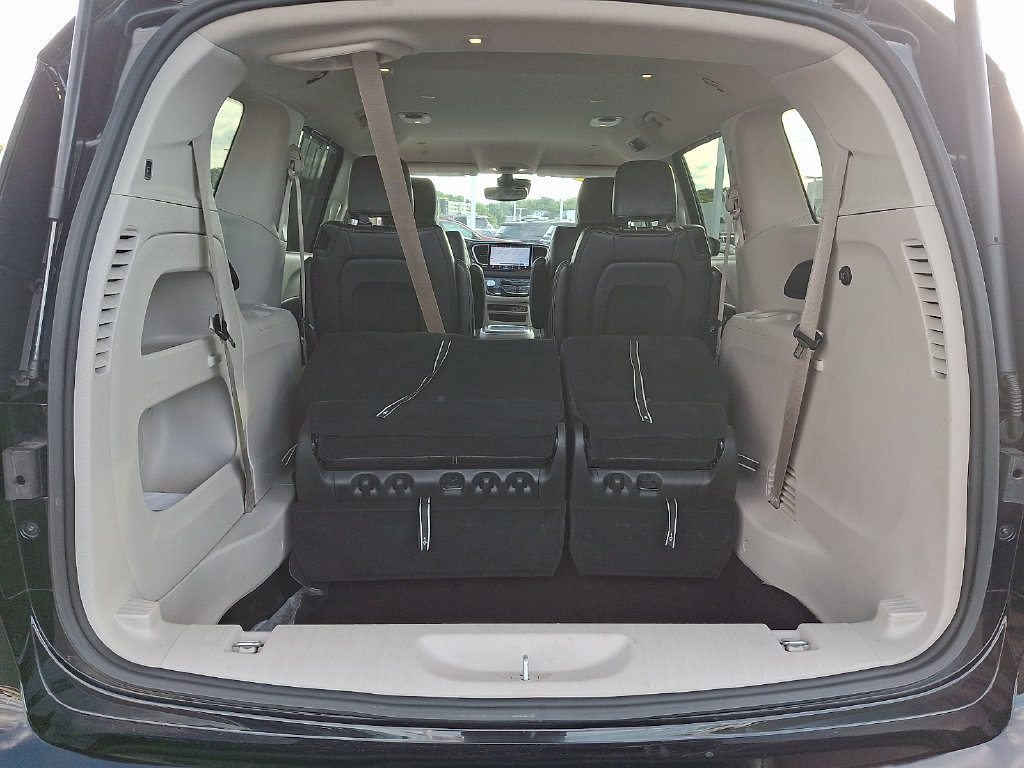 Used 2024 Chrysler Pacifica Touring-L FWD image 28