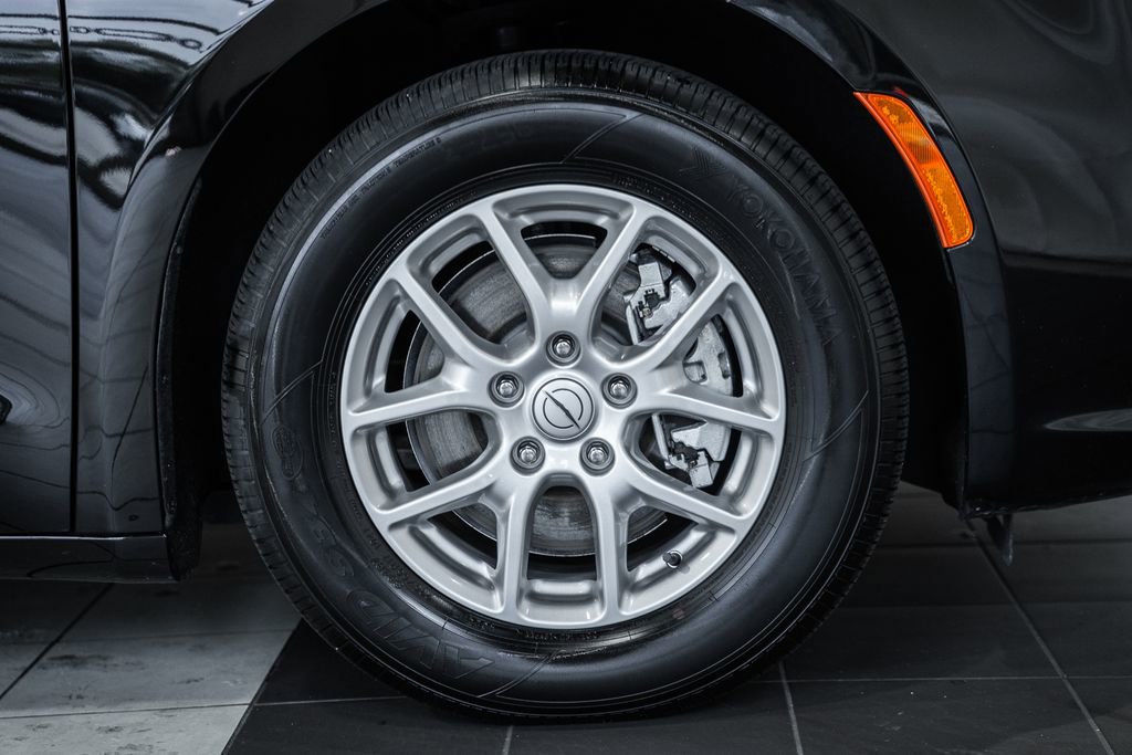 Used 2025 Chrysler Pacifica Select image 21