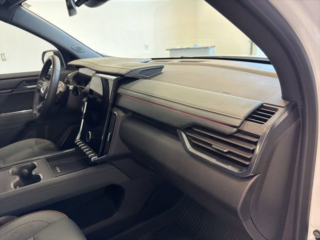 Used 2025 GMC Acadia AT4 w/ Luxury Package image 40