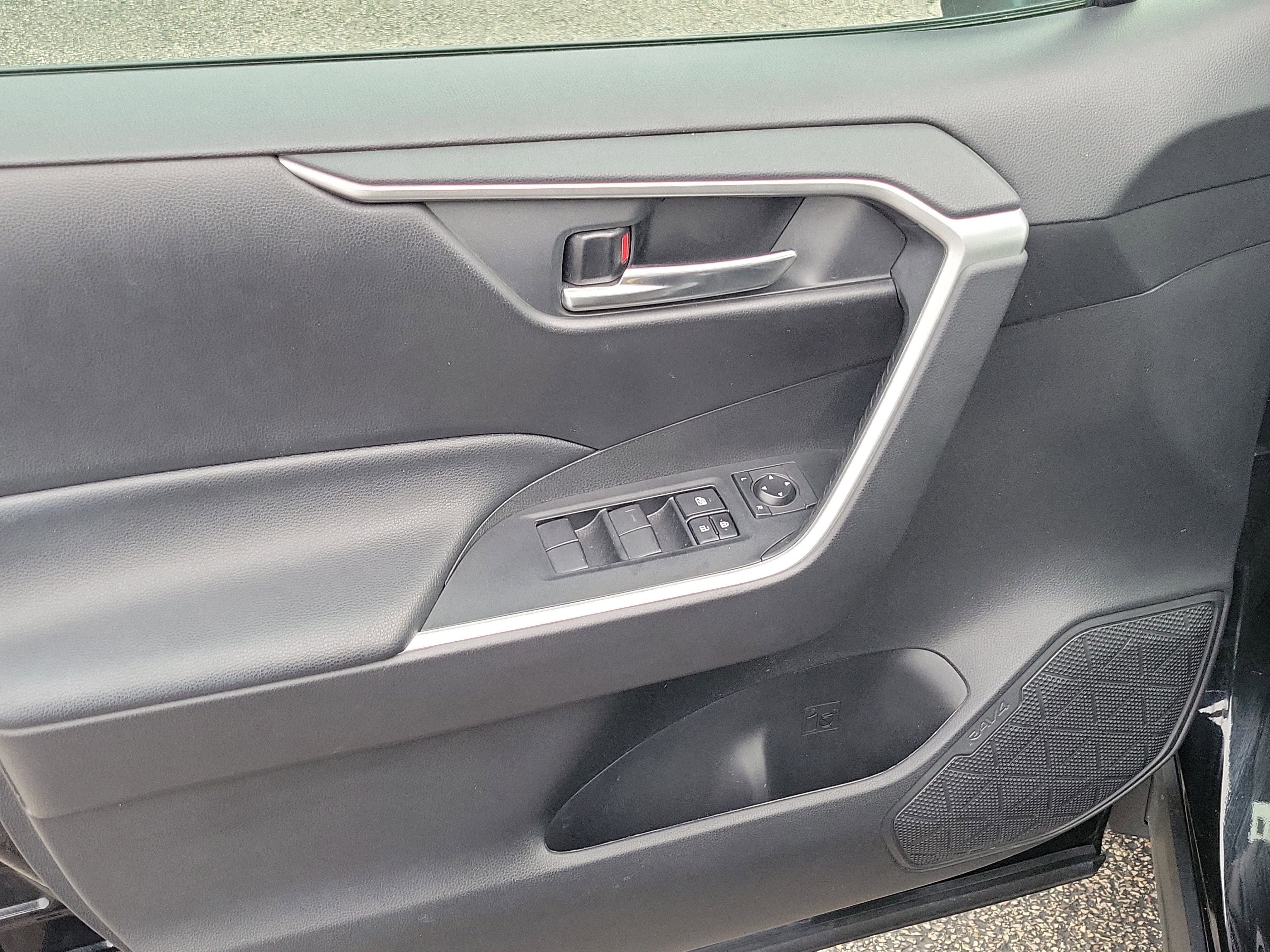 Used 2020 Toyota RAV4 XLE w/ Convenience Package image 18