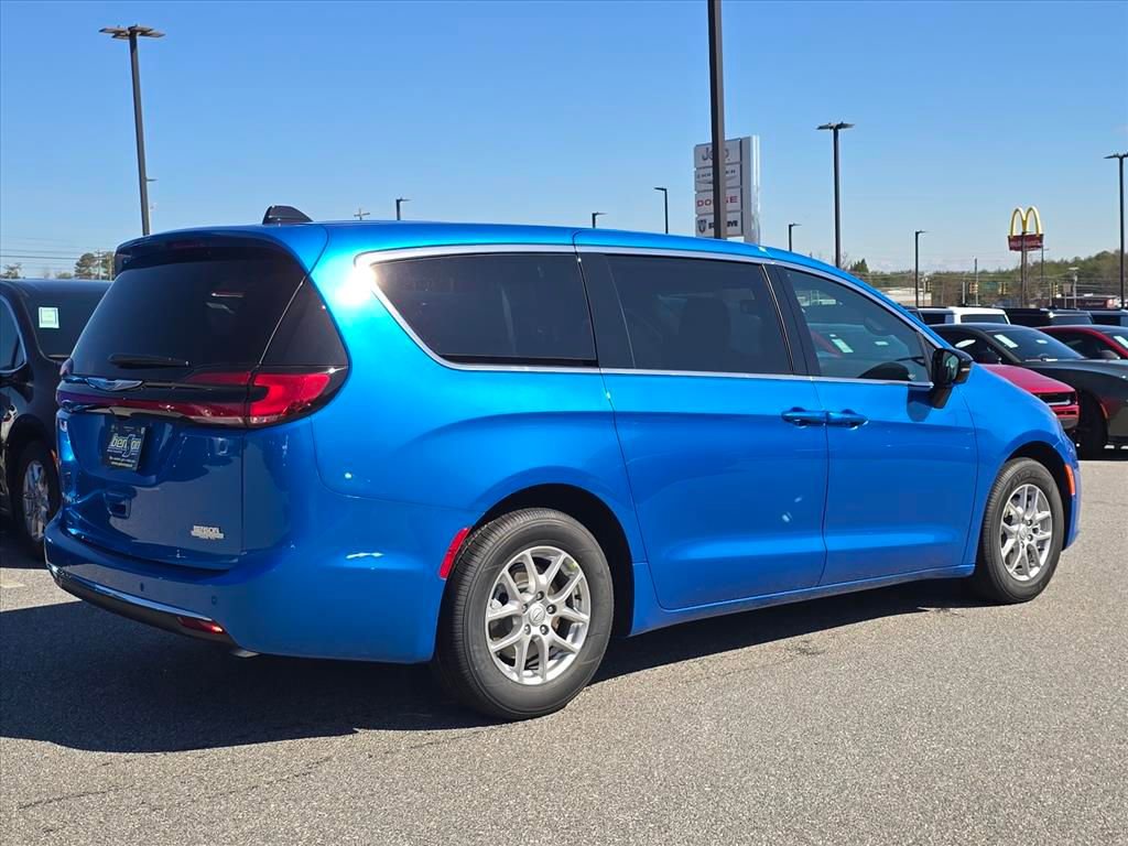 New 2026 Chrysler Pacifica Select FWD image 3