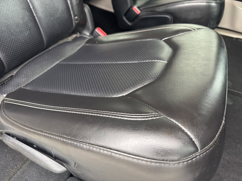 Used 2024 Chrysler Pacifica Touring-L image 30