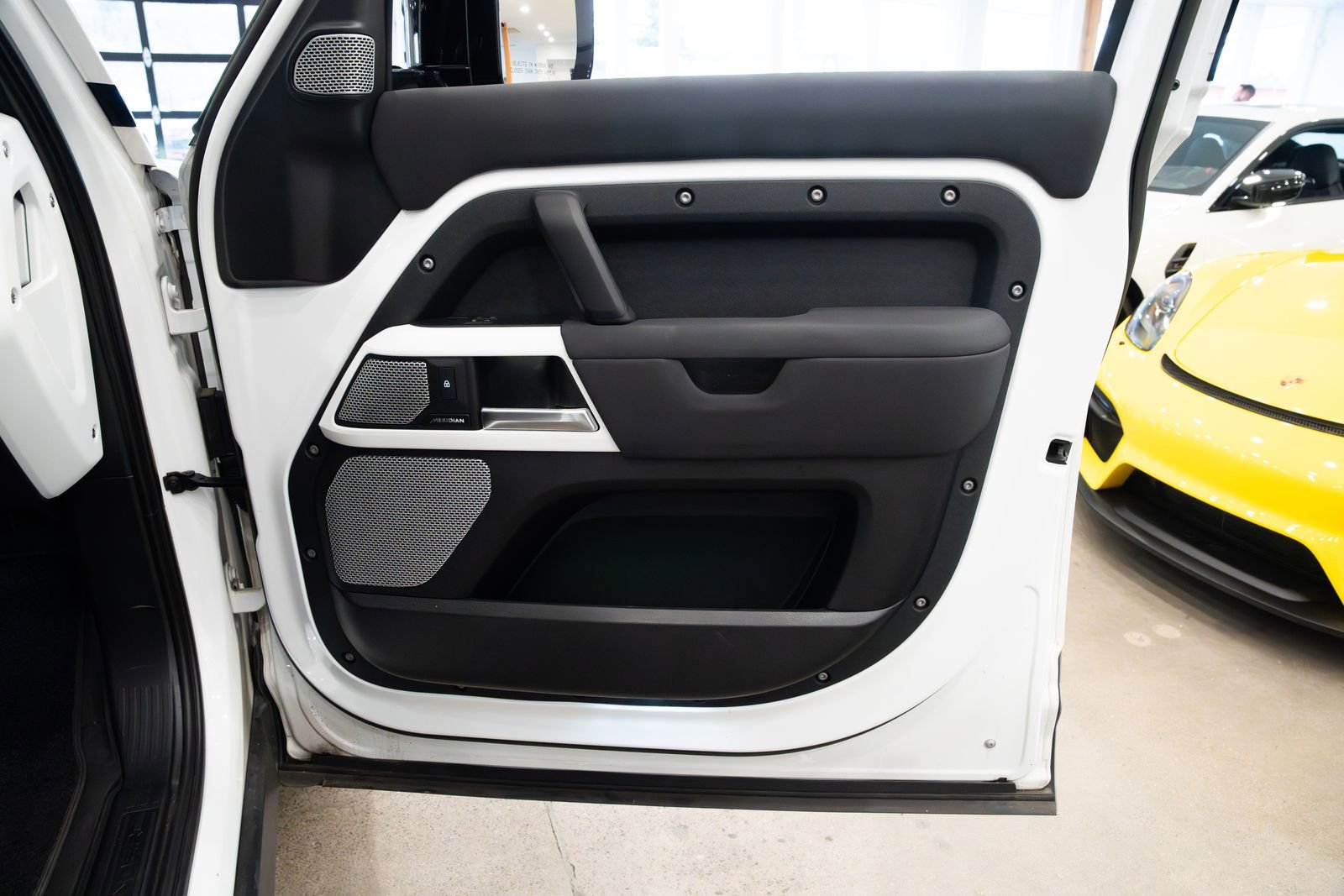 Used 2023 Land Rover Defender 130 SE image 25