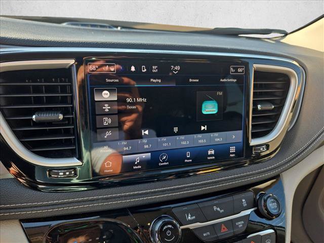 Used 2023 Chrysler Pacifica Touring-L FWD image 12