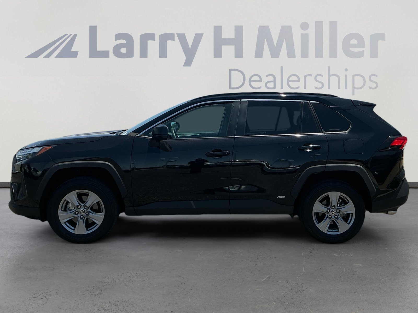 Used 2024 Toyota RAV4 LE AWD/4WD image 2