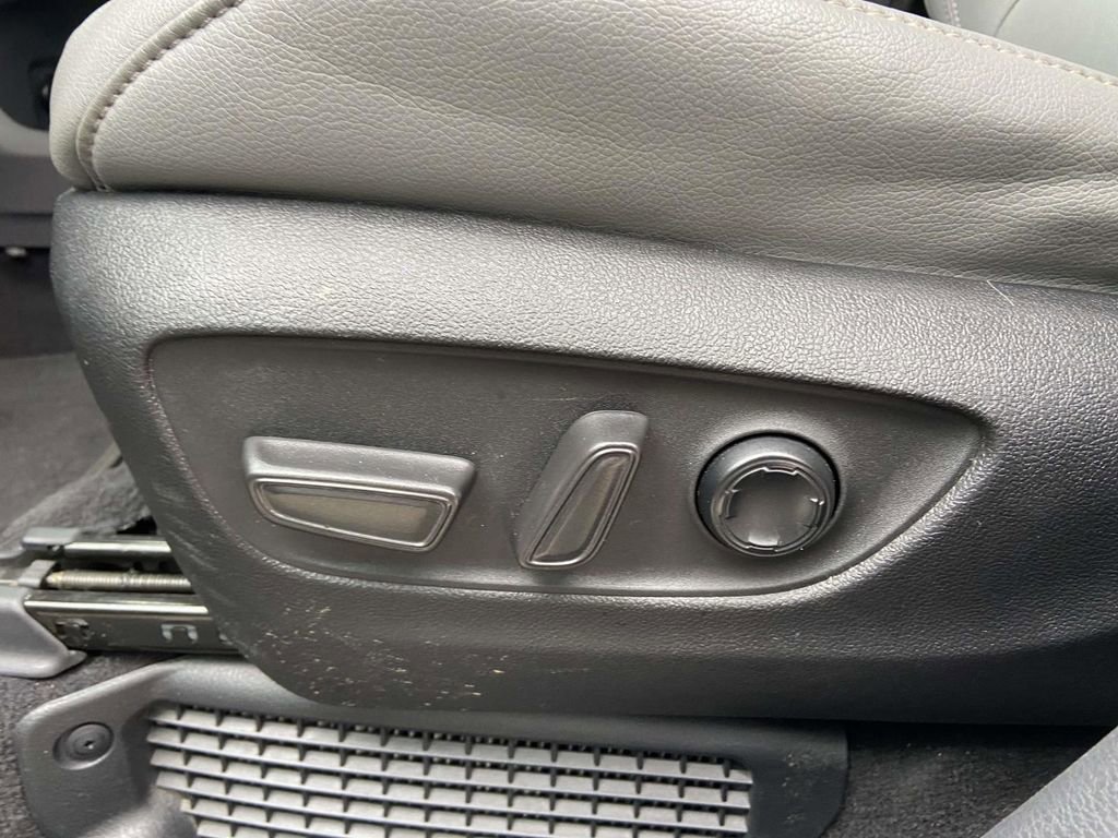 Used 2022 Toyota Sienna Limited image 16