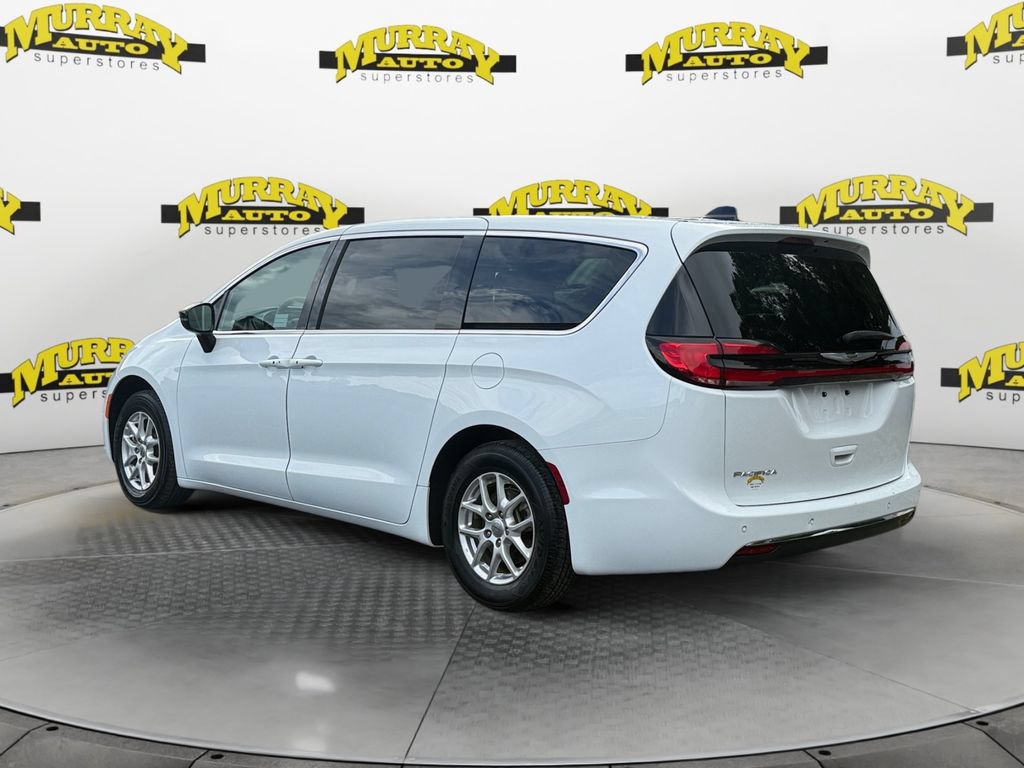 Used 2025 Chrysler Pacifica Select FWD image 3
