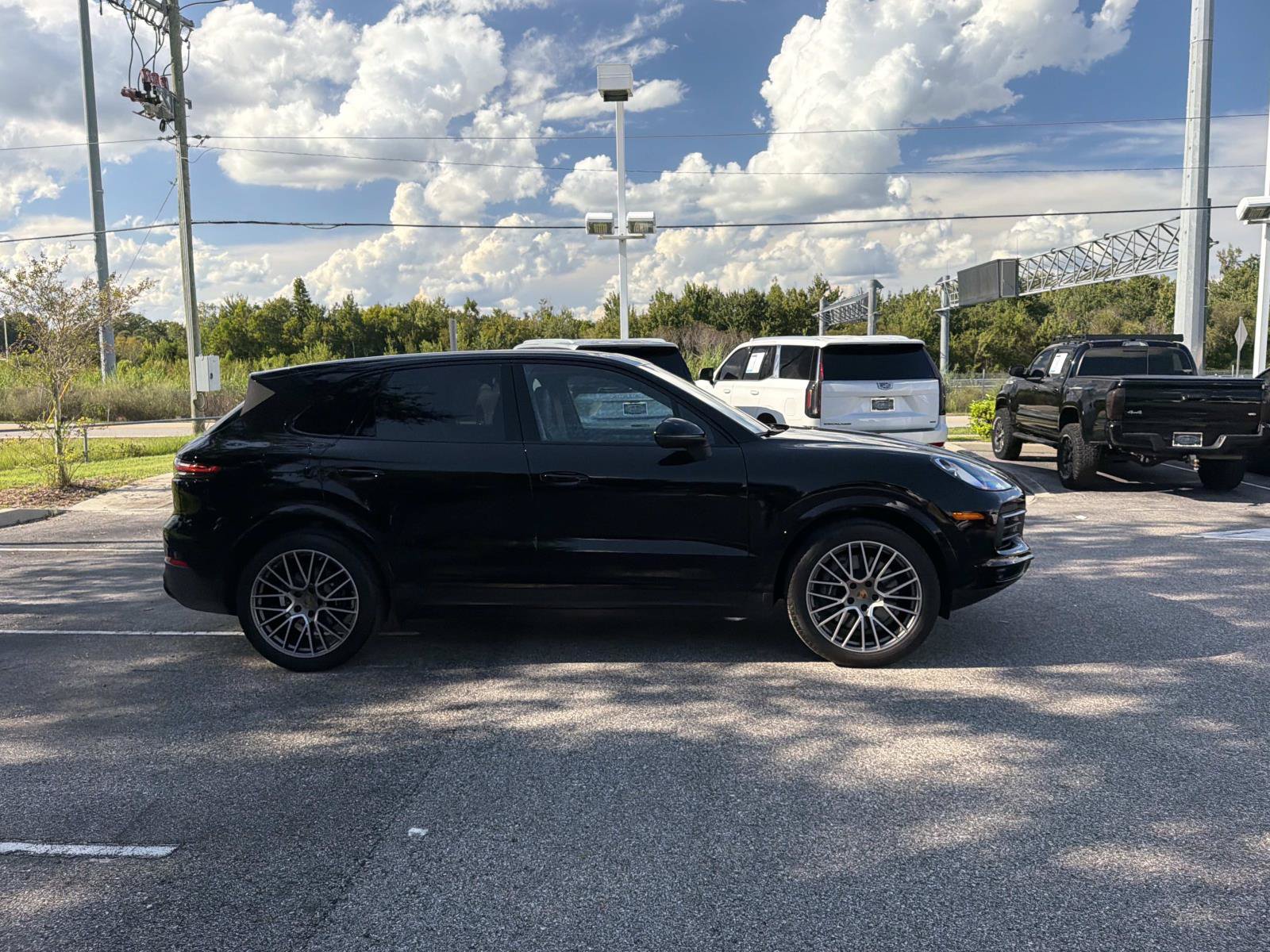 Used 2023 Porsche Cayenne Platinum Edition AWD/4WD image 2