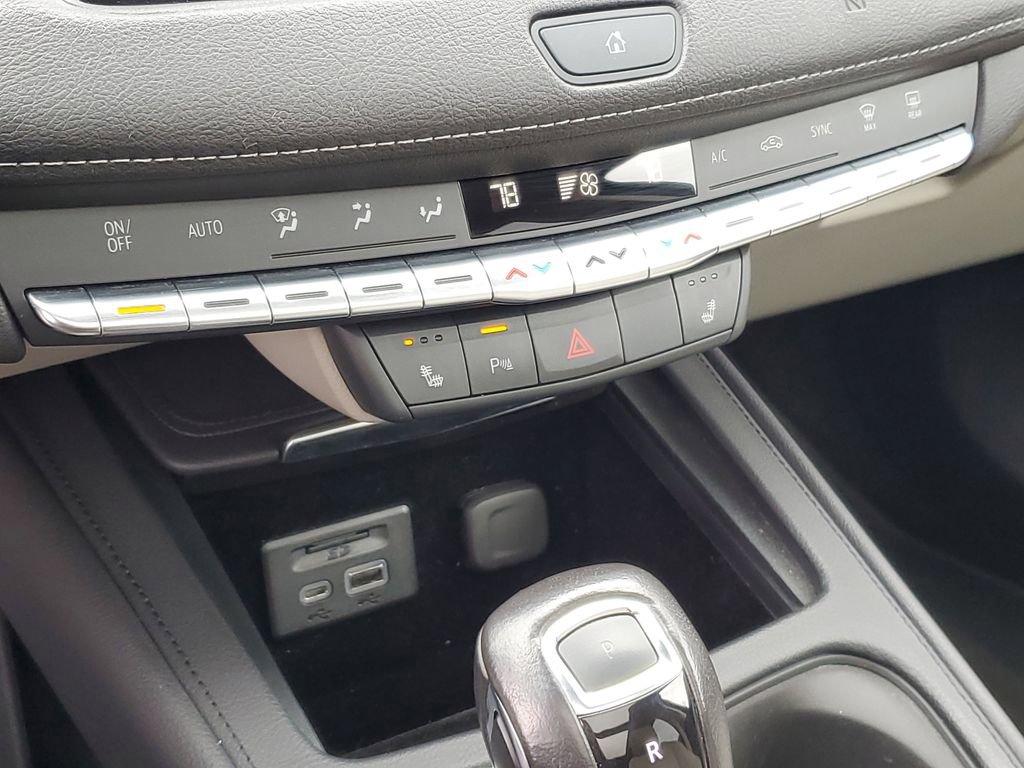 Used 2019 Cadillac XT4 Luxury w/ Cold Weather Package AWD/4WD image 18