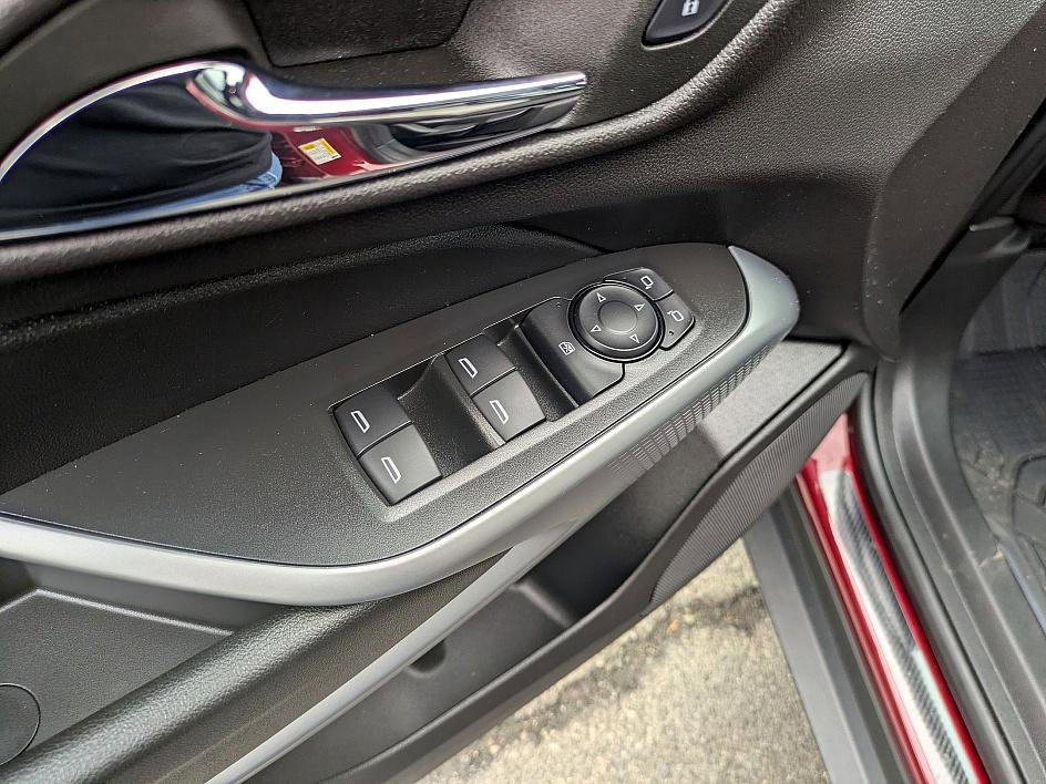 Certified 2025 Chevrolet Trax RS w/ Sunroof Package image 16