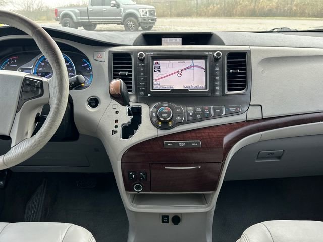 Used 2011 Toyota Sienna XLE image 23