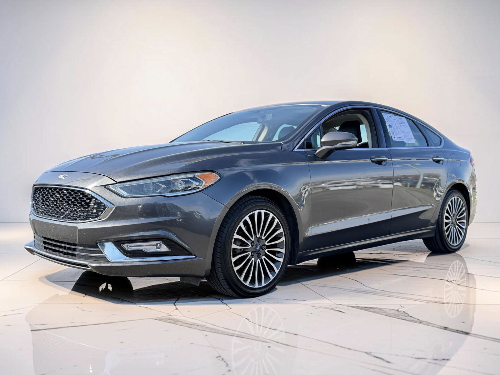 Used 2017 Ford Fusion SE w/ Fusion SE Technology Package image 4