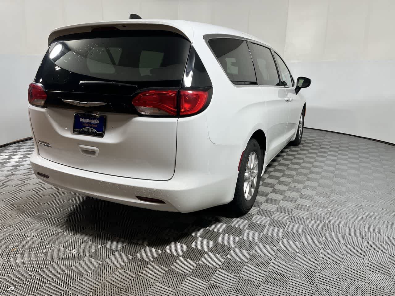 Used 2024 Chrysler Voyager LX FWD image 8