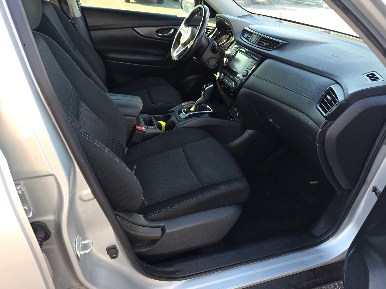 Used 2018 Nissan Rogue SV image 11