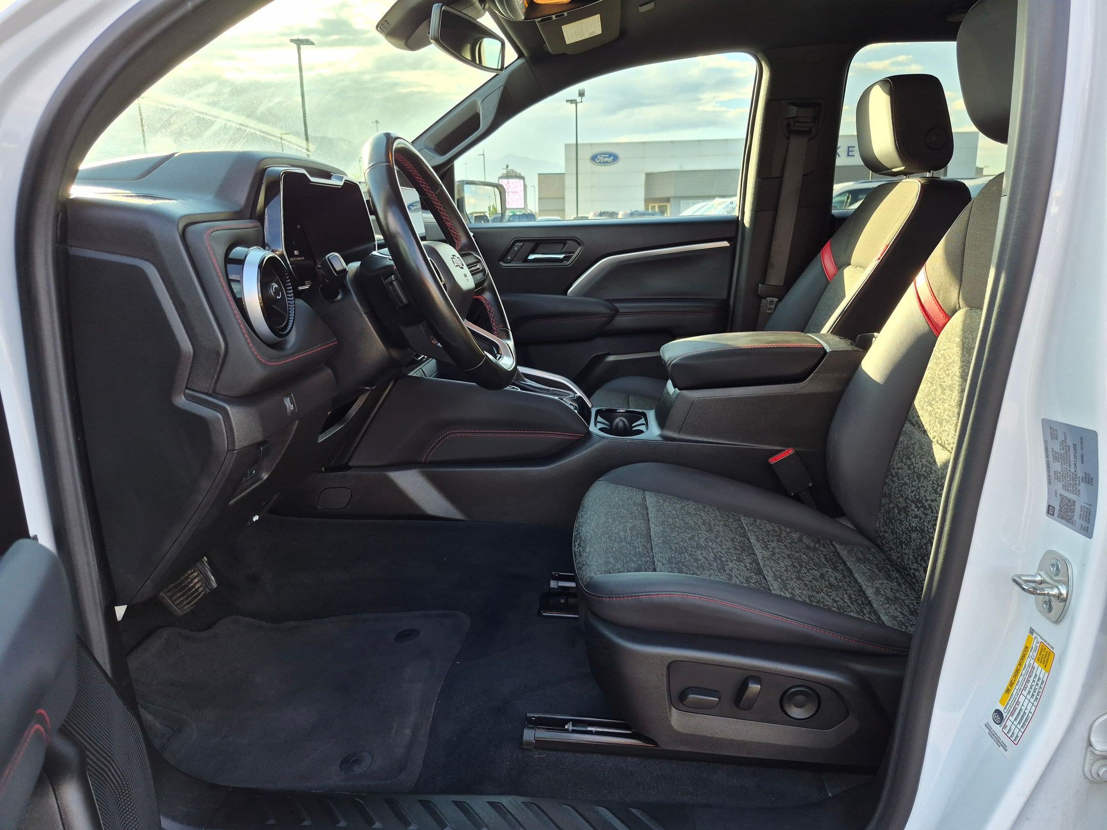 Used 2024 Chevrolet Colorado Z71 w/ Z71 Convenience Package 2 AWD/4WD image 18