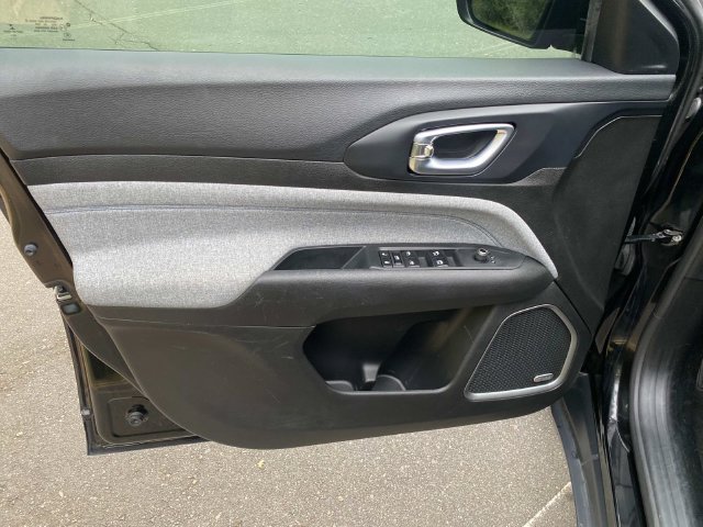 Used 2023 Jeep Compass Latitude w/ Sun and Sound Group AWD/4WD image 12