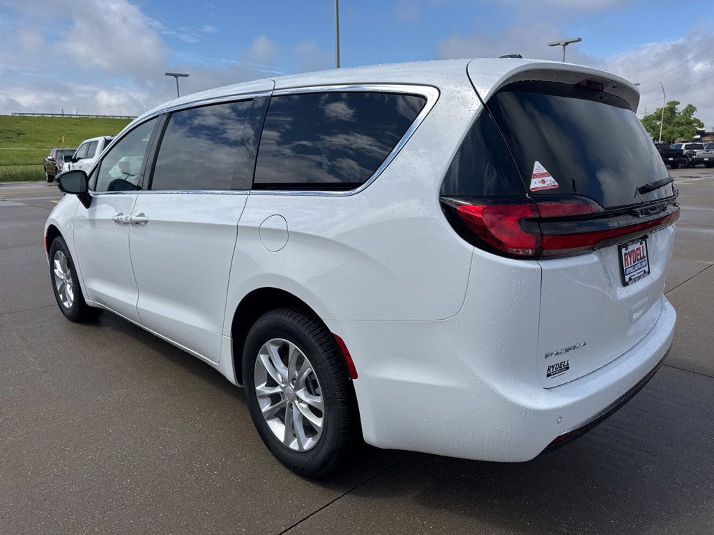 New 2027 Chrysler Pacifica Select w/ Family Tech Group AWD/4WD image 26