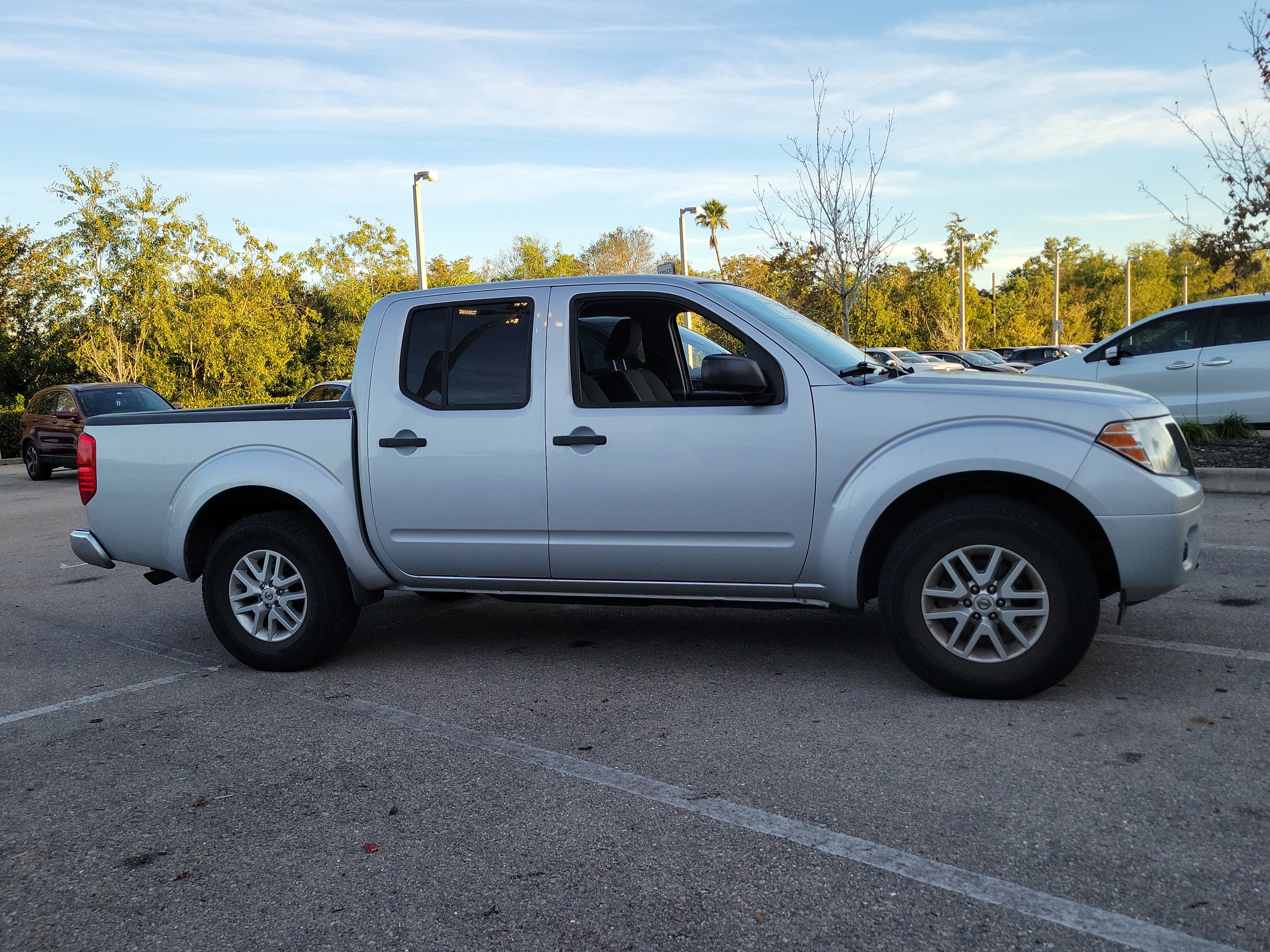 Used 2019 Nissan Frontier SV image 2