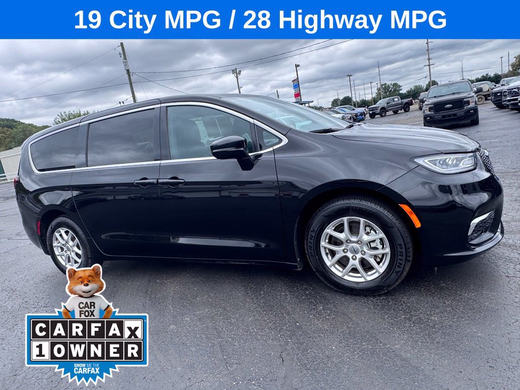 Used 2025 Chrysler Pacifica Select