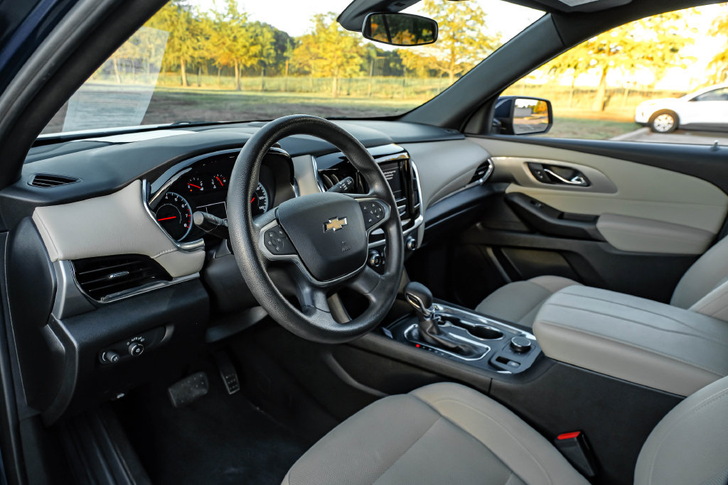 Used 2023 Chevrolet Traverse LS w/ Safety Package FWD image 4