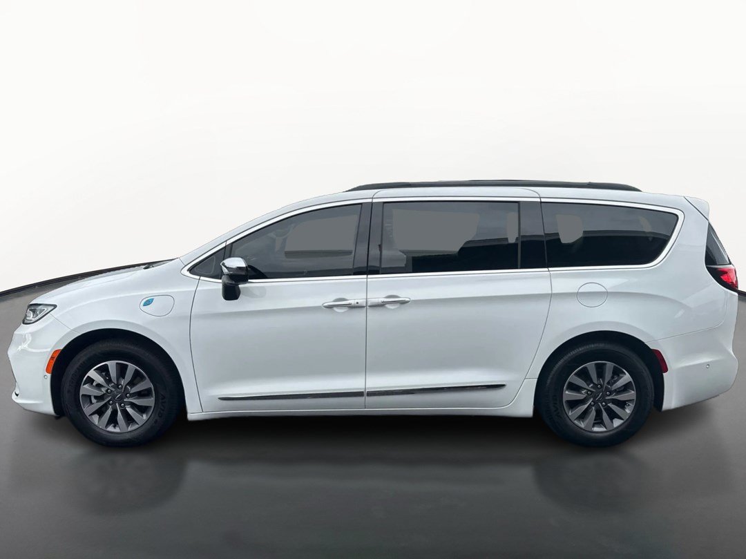 Used 2023 Chrysler Pacifica Limited w/ Uconnect Theater Family Group FWD image 6