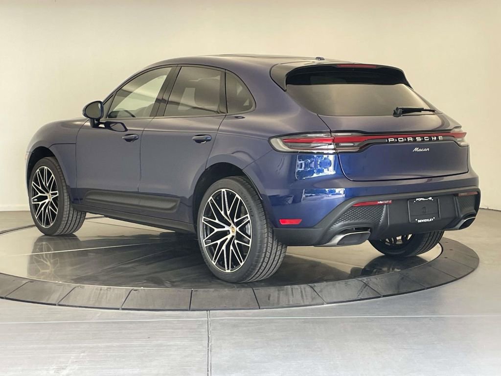New 2025 Porsche Macan Base image 3
