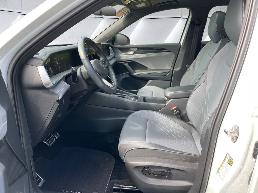 Used 2025 Volkswagen Tiguan SE R-Line AWD/4WD image 10