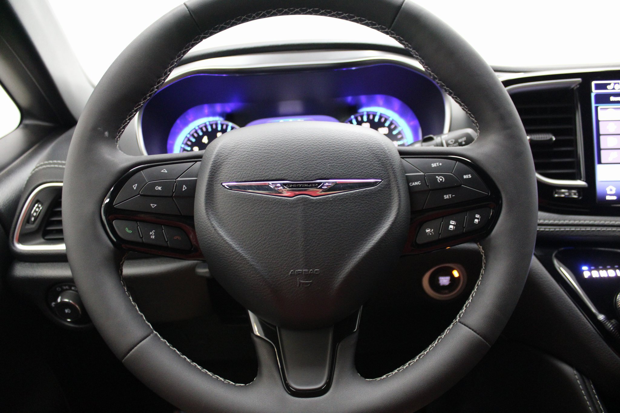 Used 2025 Chrysler Pacifica Limited image 32
