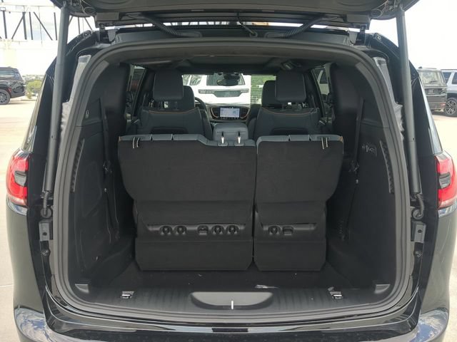 New 2027 Chrysler Pacifica Pinnacle w/ Theater Group AWD/4WD image 14