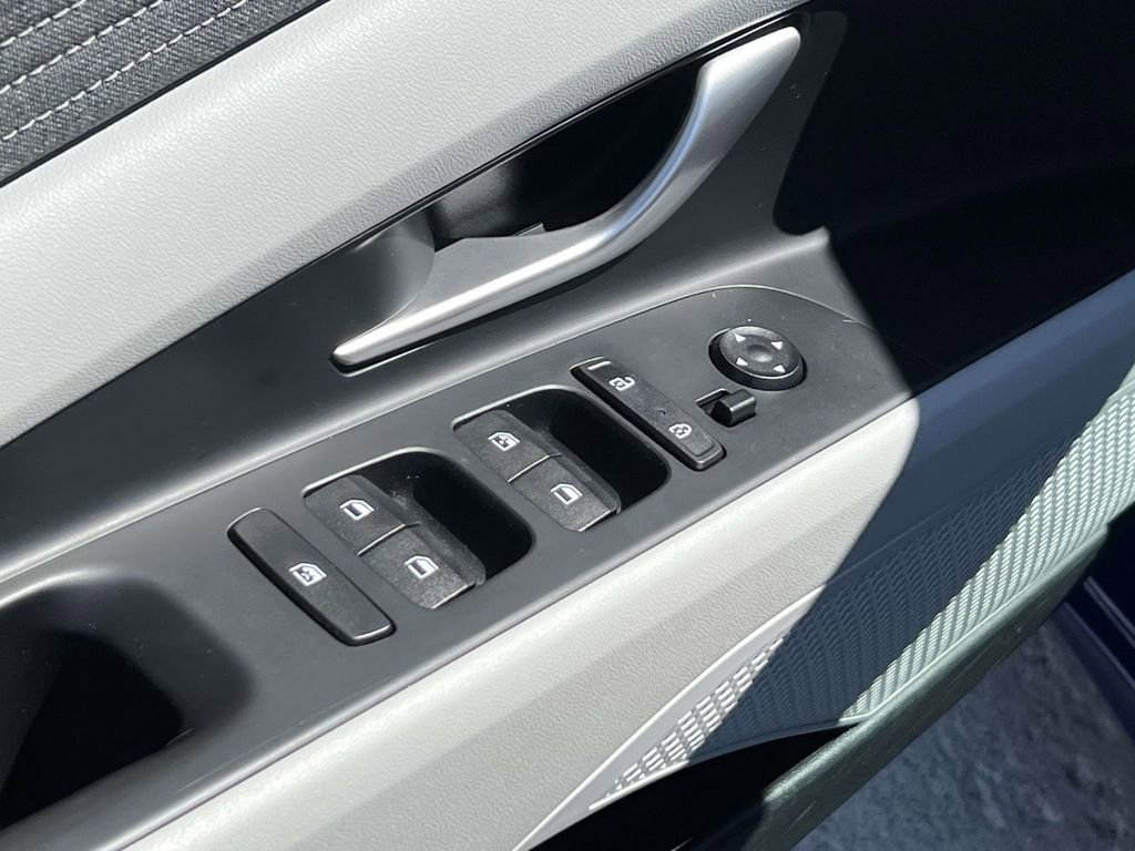 Certified 2023 Hyundai Elantra Limited FWD image 17