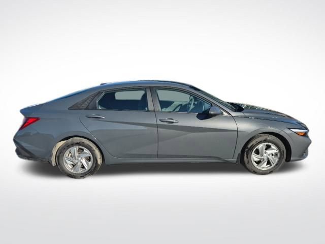 Used 2025 Hyundai Elantra SE image 4