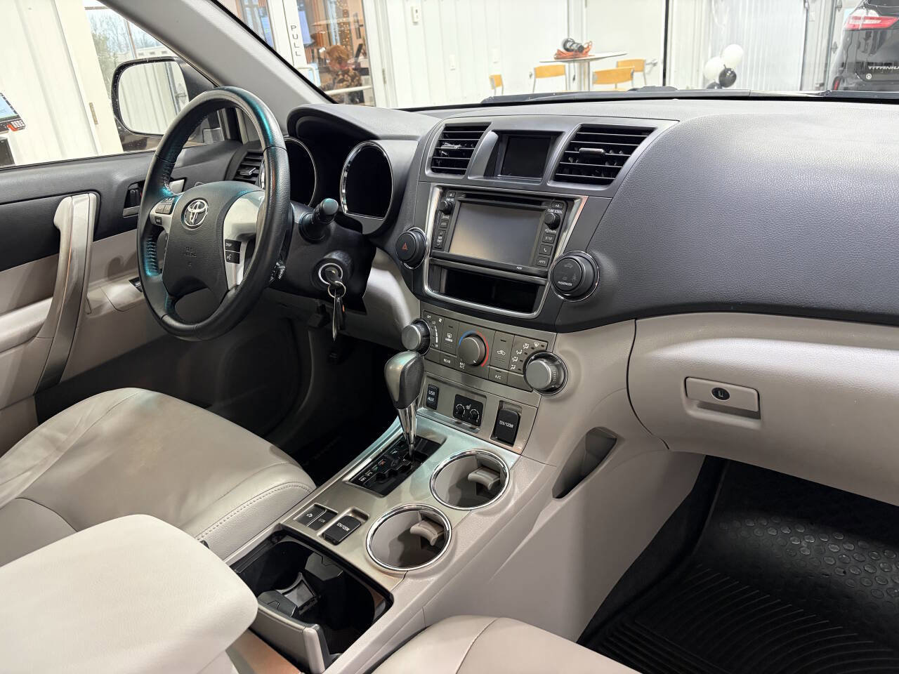 Used 2013 Toyota Highlander 4WD Hybrid image 38