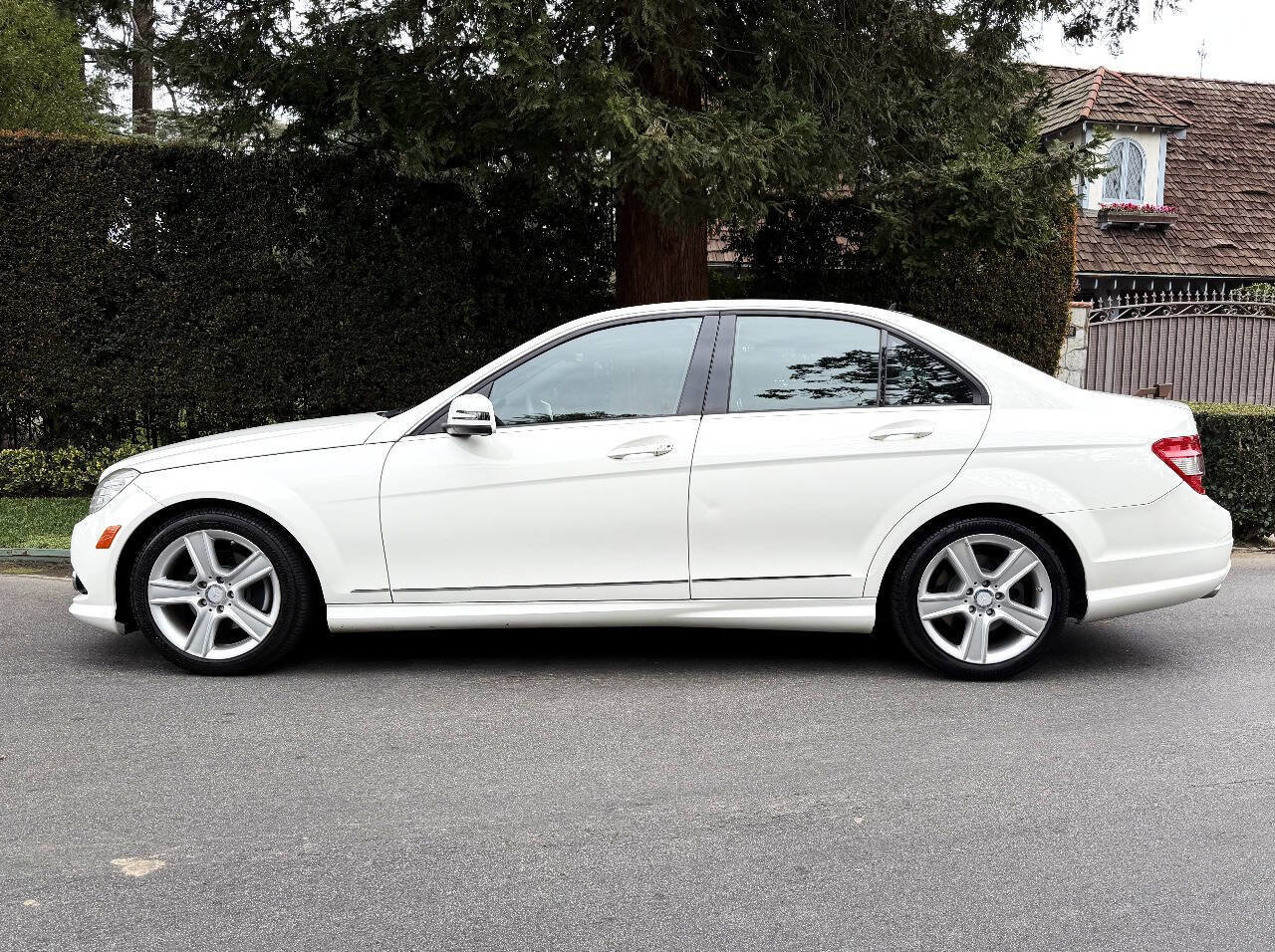 Used 2010 Mercedes-Benz C 300 Sedan image 4