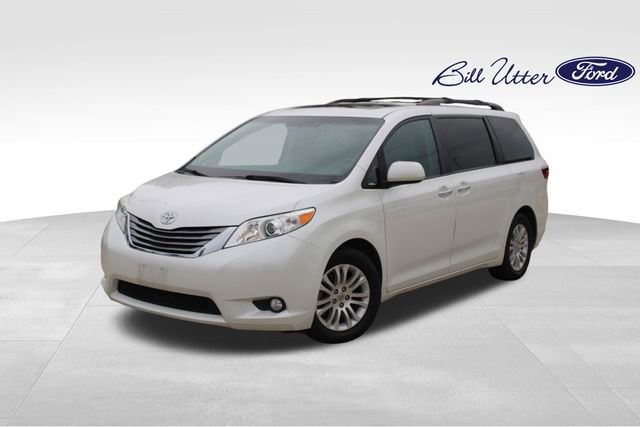 Used 2017 Toyota Sienna XLE Premium FWD video 1