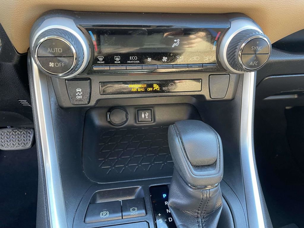 Used 2019 Toyota RAV4 XLE AWD/4WD image 40
