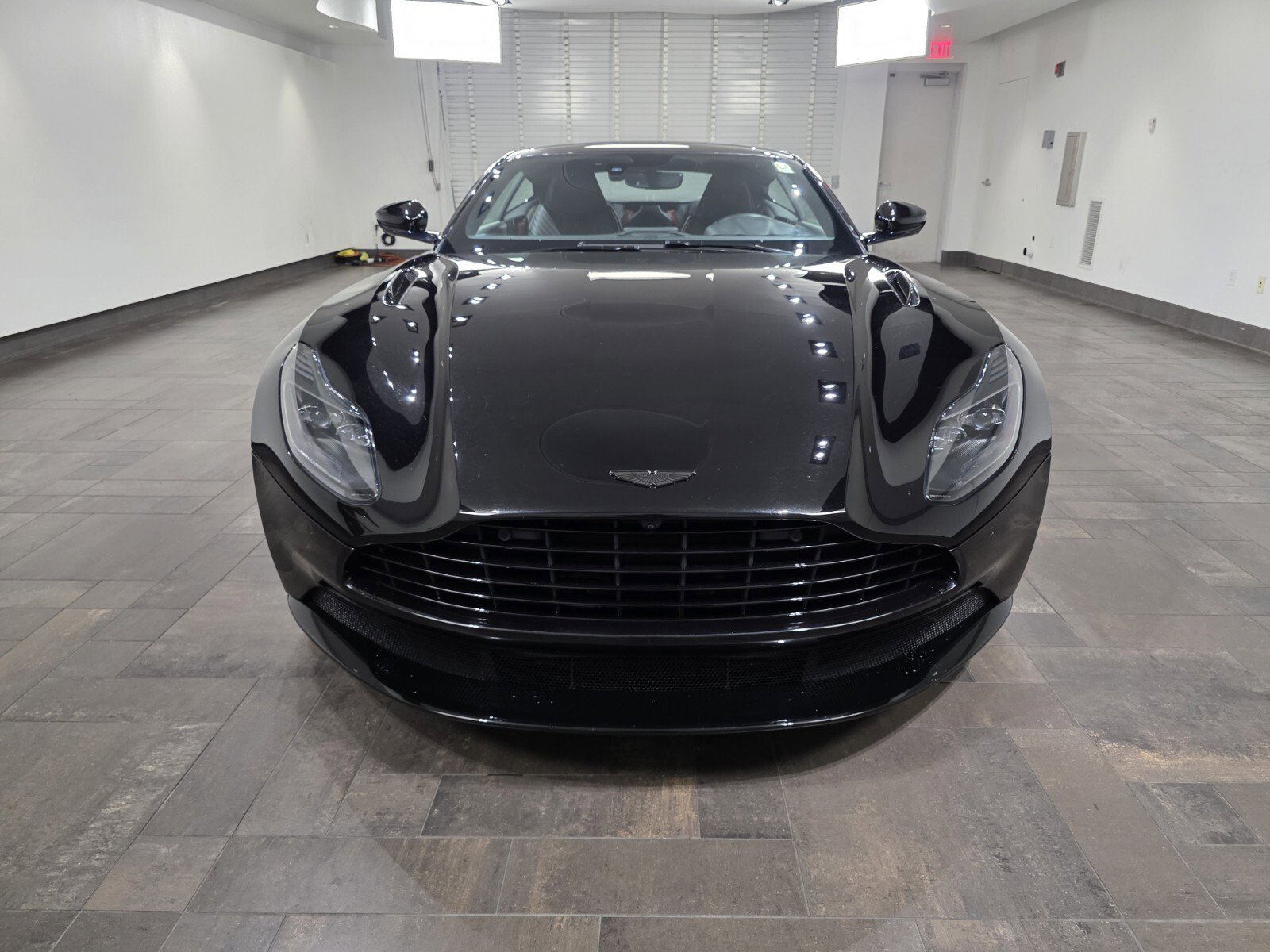 Used 2021 Aston Martin DB11 Coupe image 7