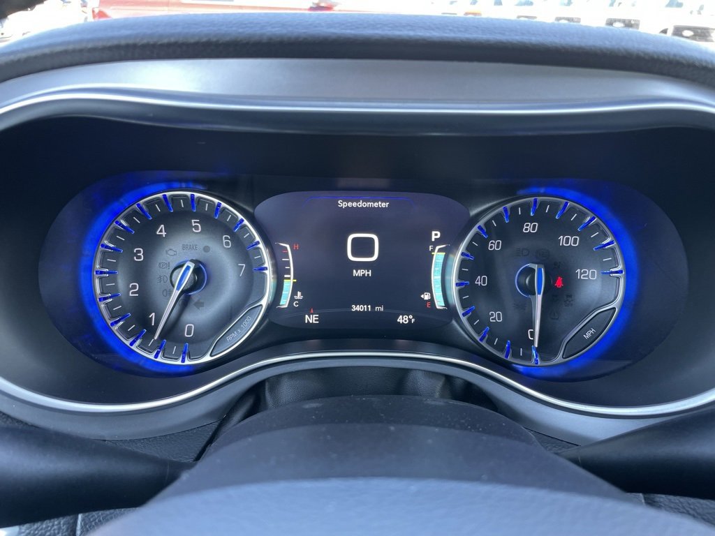 Used 2025 Chrysler Pacifica Limited image 10