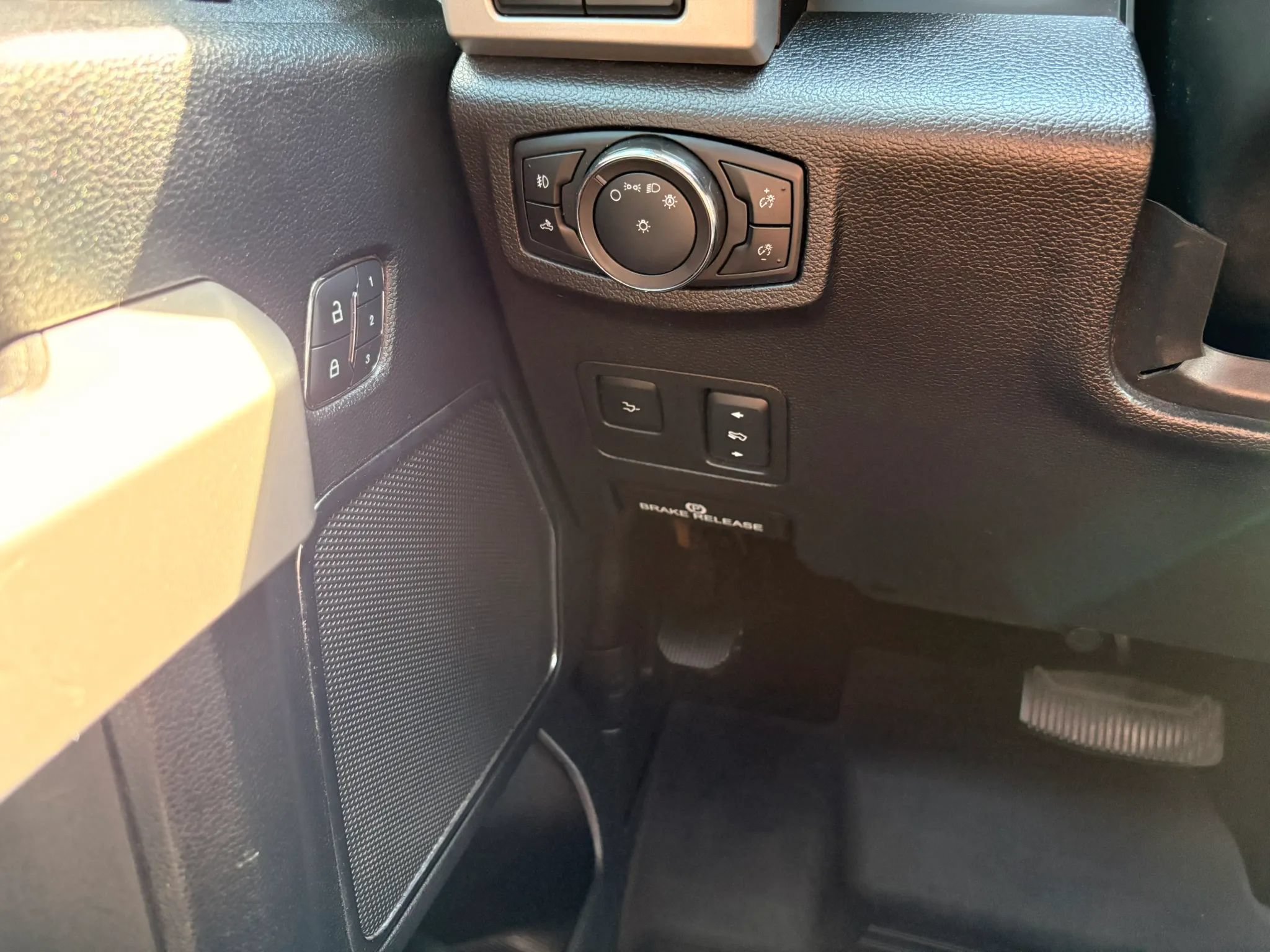 Used 2018 Ford F250 Lariat w/ Lariat Ultimate Package AWD/4WD image 25