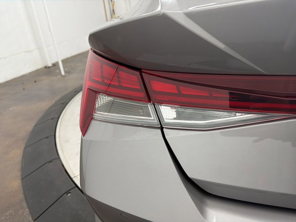 Used 2023 Hyundai Elantra Limited image 12